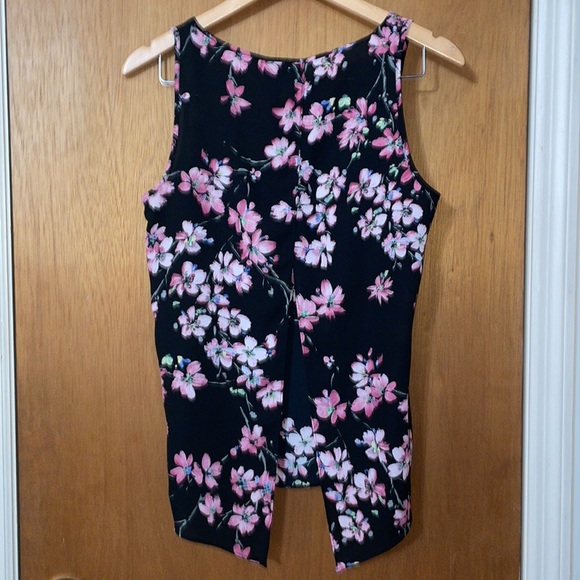 •EXPRESS•NWOT BLACK WITH OINK FLORAL SPLIT BACK TANK TOP SIZE MEDIUM - Picture 4 of 6
